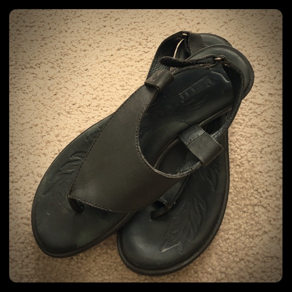 Born sandals