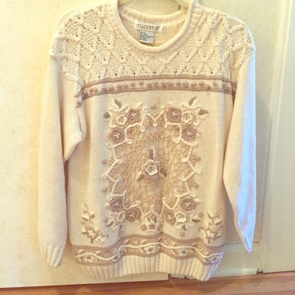 White knit sweater with flower 🌺