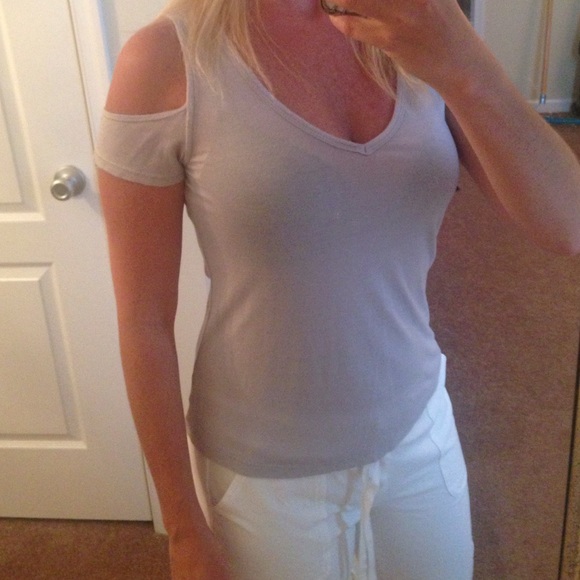 Shoulder-less top