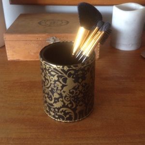 Cosmetic brushes and cup