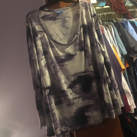 Vera Wang scoop neck blouse