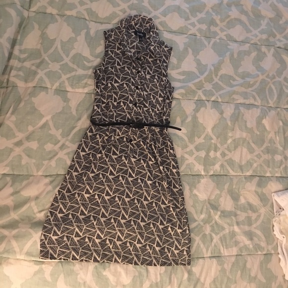 Sleeveless and collared triangle patterned dress