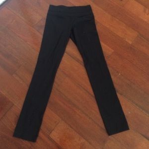 A straight legged black leggings size 6