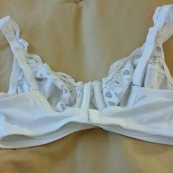 Beautiful White Bra - Picture 2 of 4