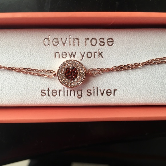 Cute everyday bracelet with box. - Picture 1 of 4