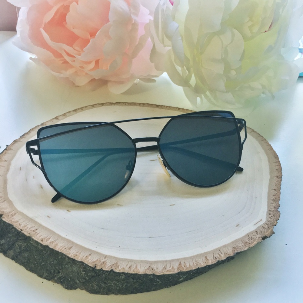 Mirrored Aviator Sunglasses + Storage Pouch