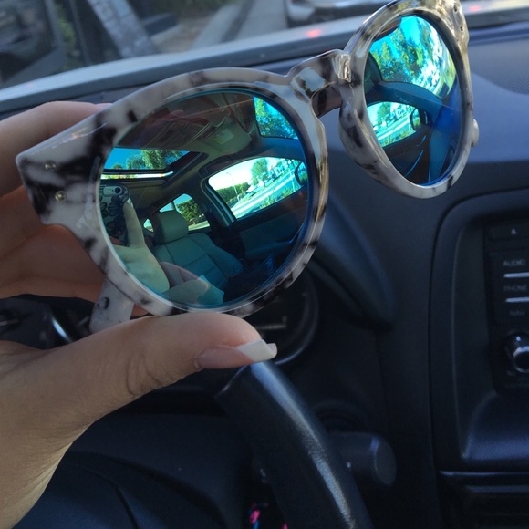 Quay Australia Sunglasses - Picture 2 of 2