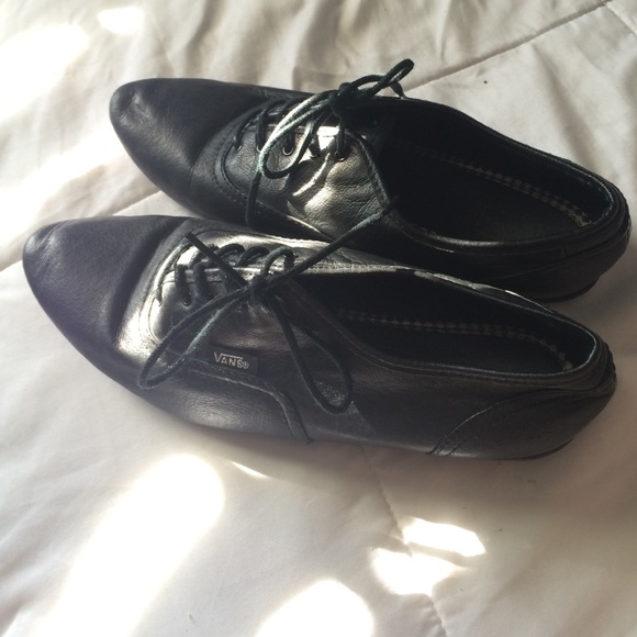 Black pointed toe 60s-like Vans