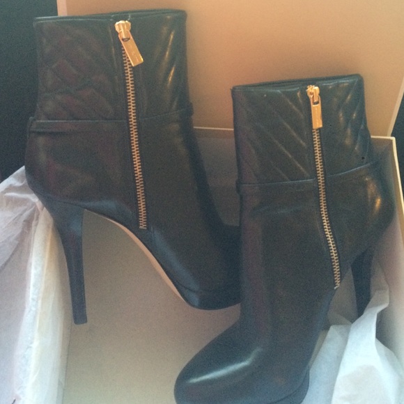 NEW WITH TAGS NEVER WORN MIchael Kors booties - Picture 3 of 4