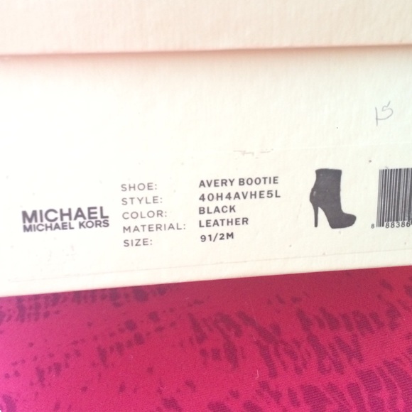 NEW WITH TAGS NEVER WORN MIchael Kors booties - Picture 4 of 4