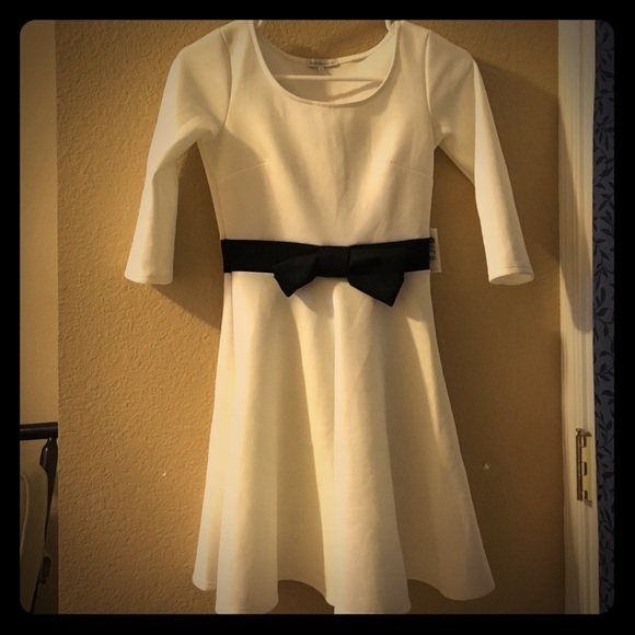 White 3/4 sleeve black bow front dress
