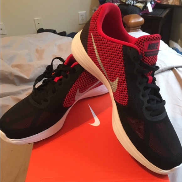 BRAND NEW Nike Revolution 3