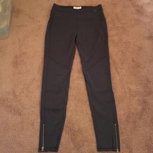 Abercrombie & Fitch gray leggings.