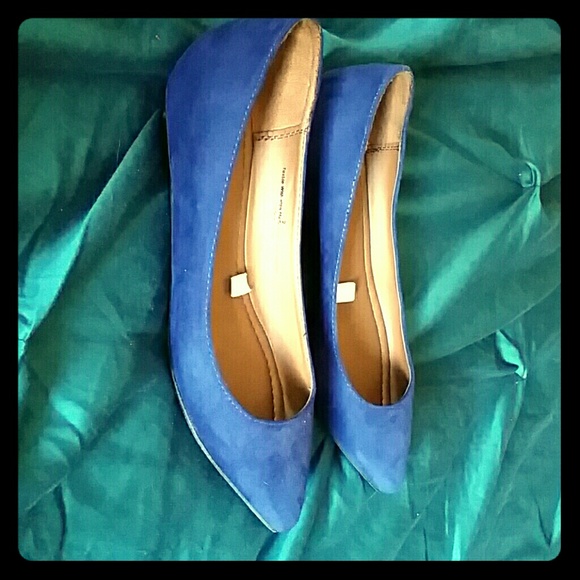 Blue pointed toe flats