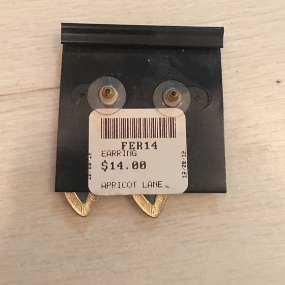 NWT earrings - Picture 3 of 3