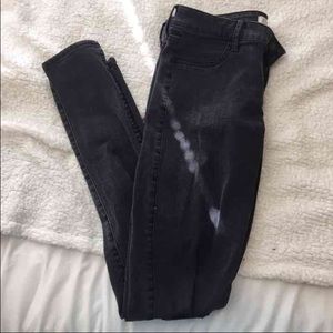 black knee ripped hollister jeans!!