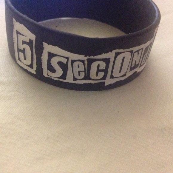 5 Seconds of Summer (5SOS) Rubber Bracelet - Picture 1 of 3