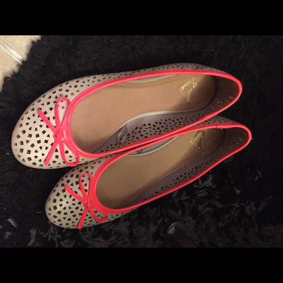 Report ballet flats