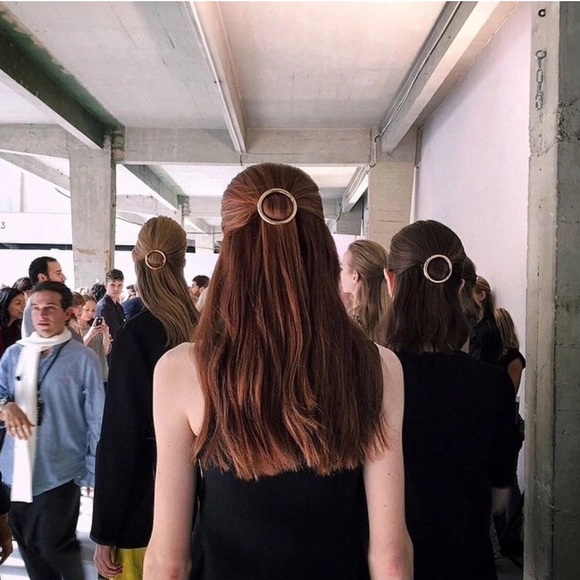 Silver circle hair clip - Picture 2 of 4