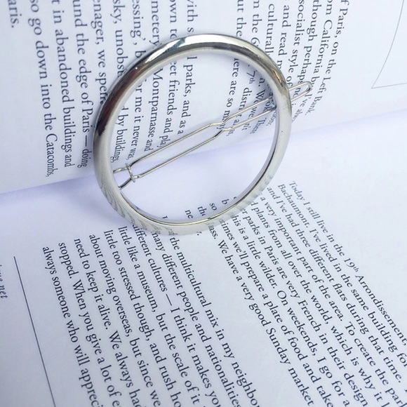 Silver circle hair clip - Picture 4 of 4