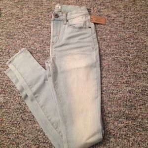 mid-rise jegging never worn