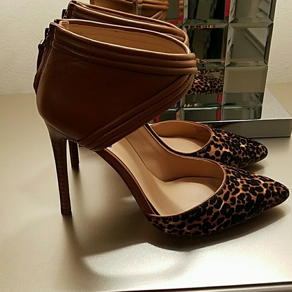 Animal print leather pump
