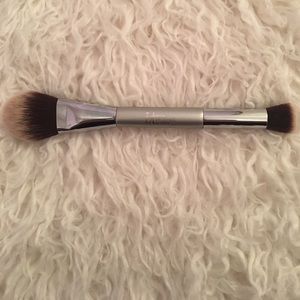 It cosmetics brush