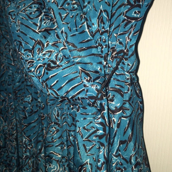 🎉HP 10/5🎉VINTAGE Printed Peplum Faux Wrap Dress - Picture 3 of 4