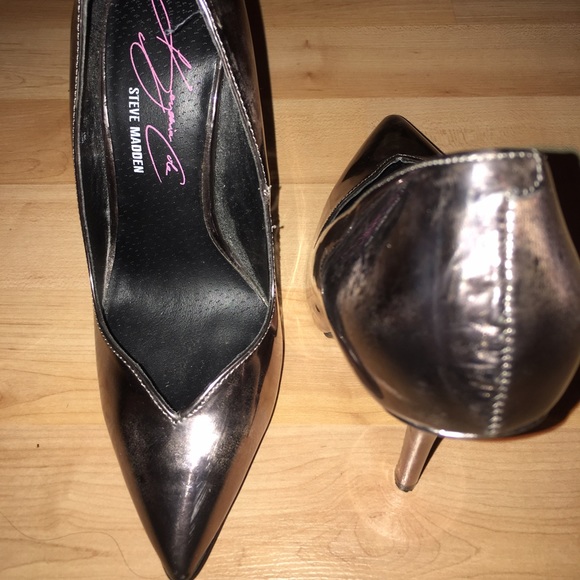 Keyshia Cole , Steve Madden heels - Picture 3 of 3