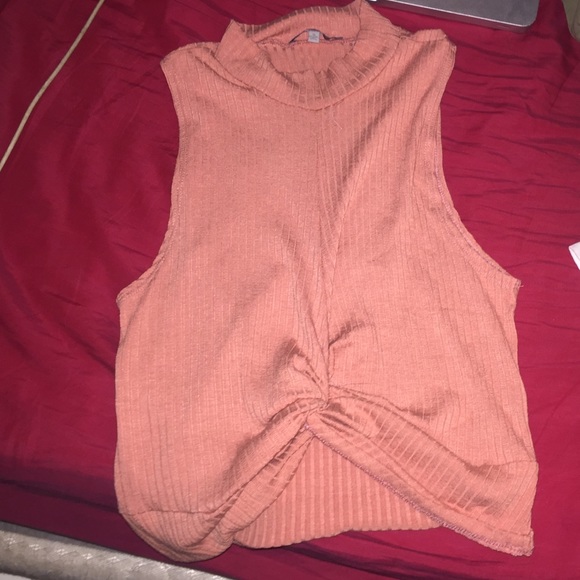 Knotted ribbed crop top