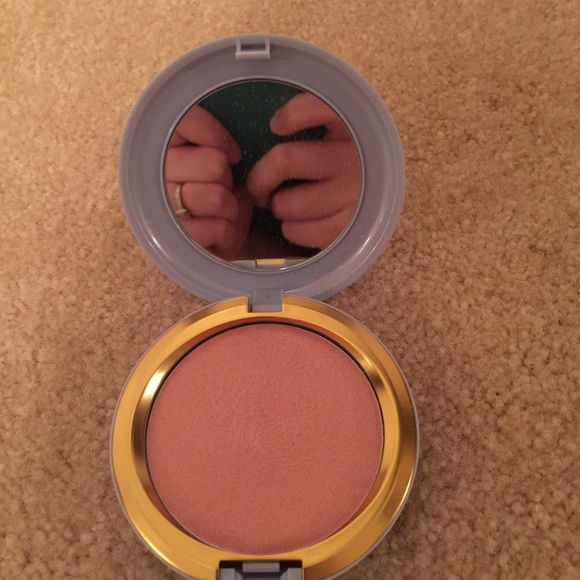 Mac Cinderella Coupe d chic! Authentic!!!