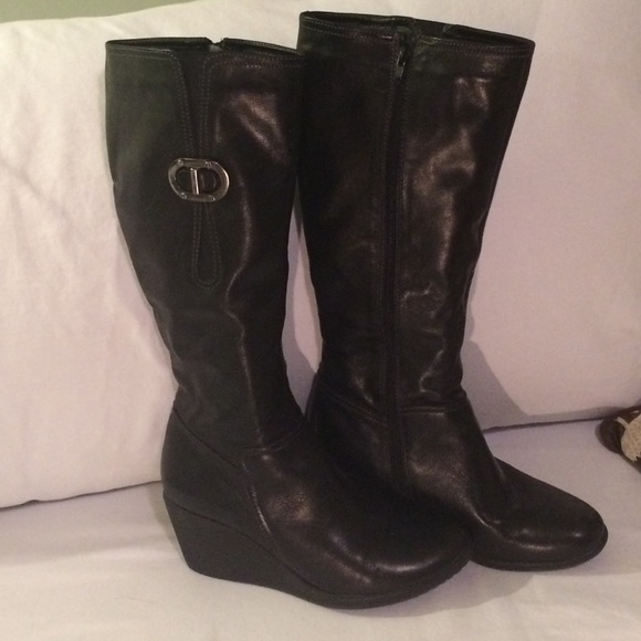 Black wedge boots