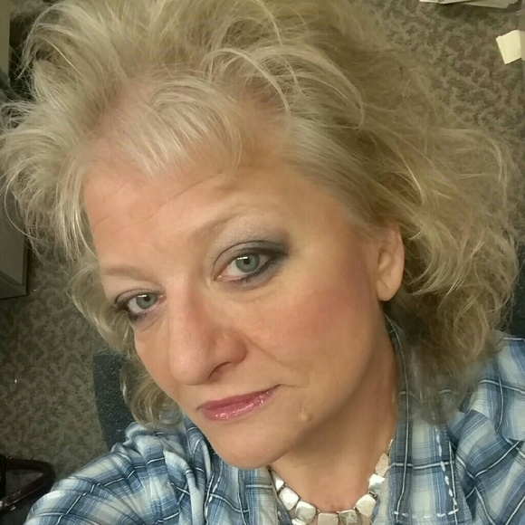 Meet your Posher, Sindalyn - Picture 2 of 2