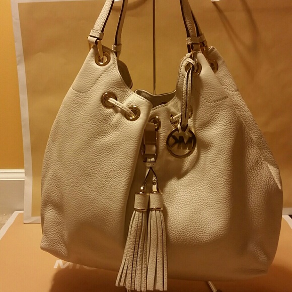 Michael Kors Handbags - Michael kors vanilla leather drawstring camden tot