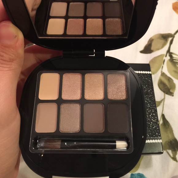 🎉HOST PICK!💝🎉MAC eyeshadow - Picture 3 of 4