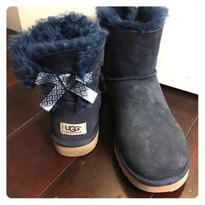 Short navy ugg boots size 8, like new