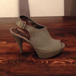 Shoe dazzle army green studded heals- size 10