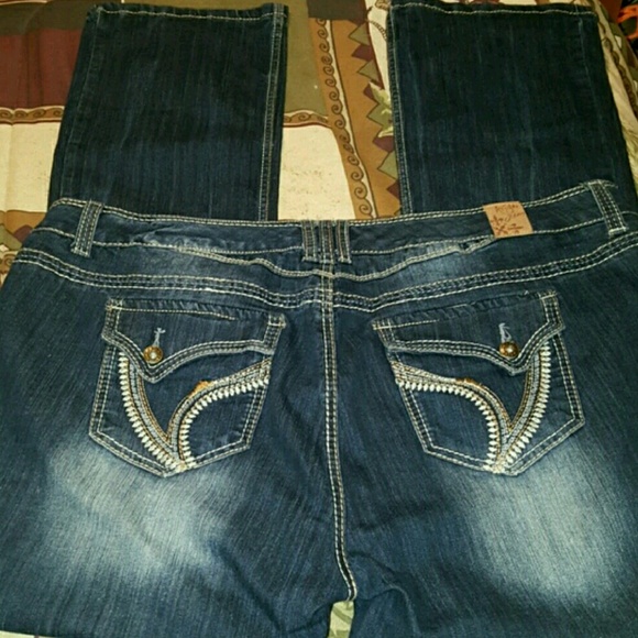 Maurice & Ariya HOLD