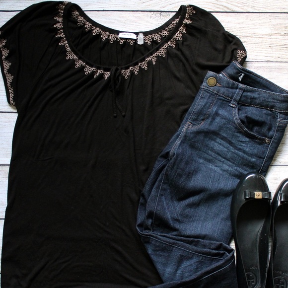 {DKNYC} Embroidered Boho flown Stretchy Top