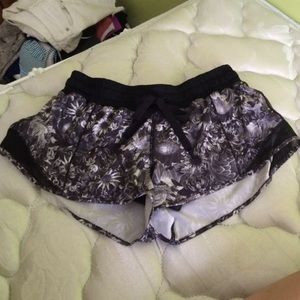 lululemon HOTTY HOT flowabunga black white shorts