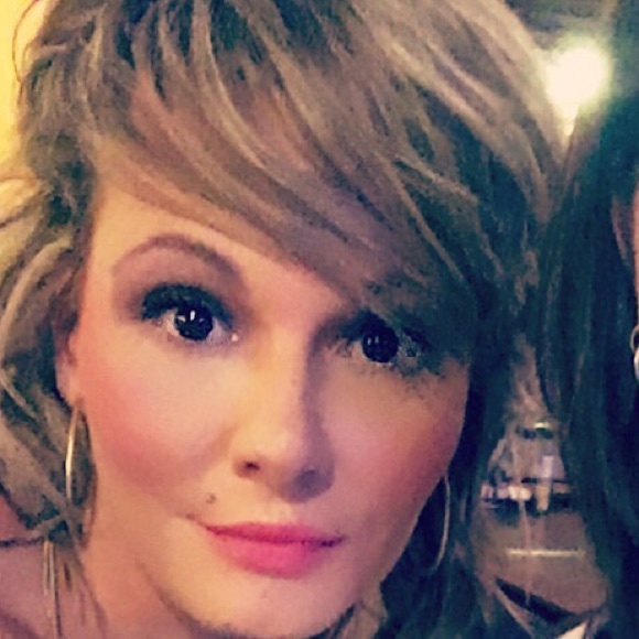 Meet your Posher, Emily - Picture 2 of 4