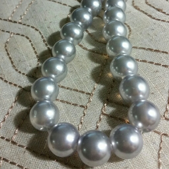 FANCY AND ELEGANT IMITATION PEARL NECKLACE