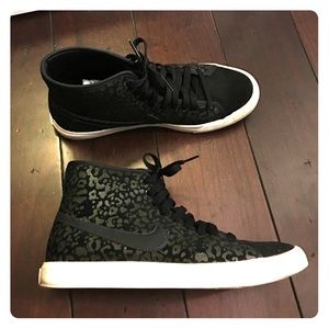 Nike black on black suede leopard print hi-top sz9