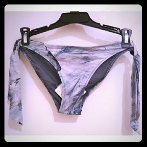 Side tie bikini bottom butterfly print