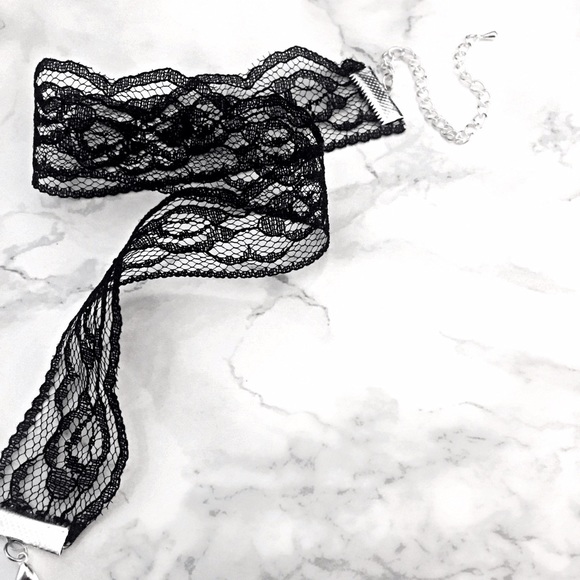 "Carter" Lace Choker in Black
