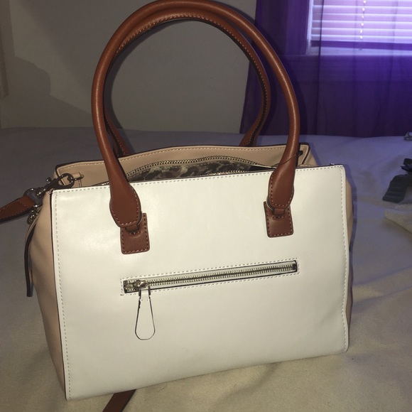 Guess - Picture 3 of 4