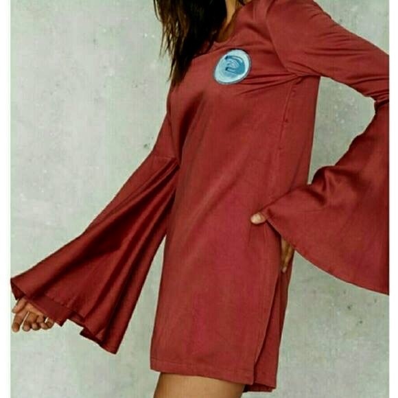 House of Cards Mae Flare Sleeve Dress - Picture 2 of 5