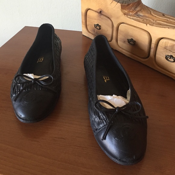 CHANEL Shoes - Chanel Ballet Logo Flats