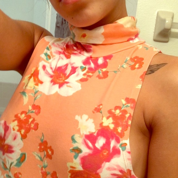 Kendall & Kylie turtle neck crop✨