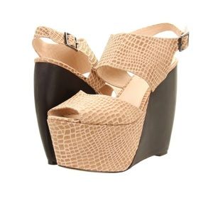 Mia Limited Edition Valerie Wedge size 8.5
